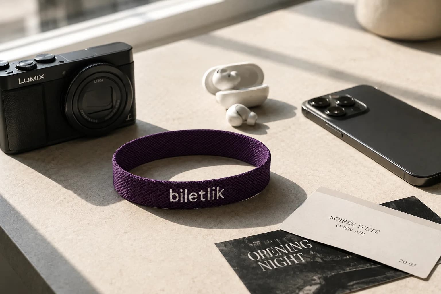 biletlik wristband with phone and camera before an event