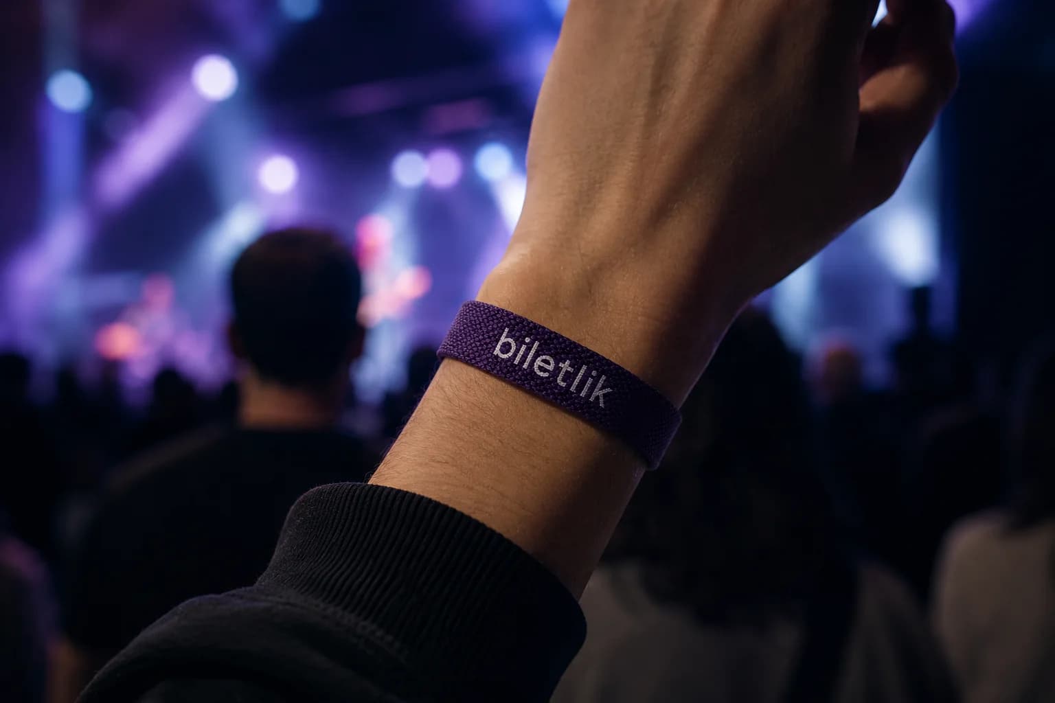 A concert attendee wearing the biletlik event wristband